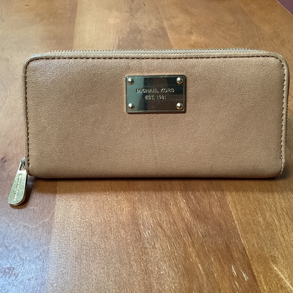 Michael Kors Jet Set Continental Wallet - Picture 1 of 11